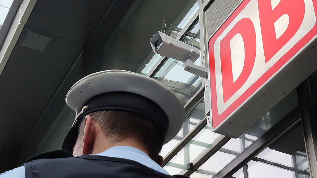 ARCHIV - 24.08.2017, Berlin: Ein Bundespolizist steht im Bahnhof Südkreuz unter einer Kamera für die Gesichtserkennung. Bundesregierung und Bahn wollen die Überwachung an Bahnhöfen ausweiten. (zu dpa «Mehr Videoüberwachung und Gesichtserkennung an Ba