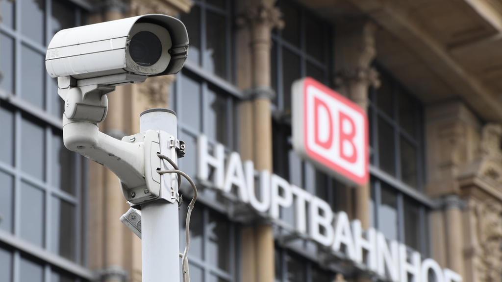 ARCHIV - 25.04.2016, Hessen, Frankfurt/Main: Eine Überwachungskamera steht vor dem Hauptbahnhof. Hessens Innenminister Peter Beuth (CDU) übergibt am 29.07.2019 1,2 Millionen Euro für die Instandhaltung der Videoanlagen im Frankfurter Bahnhofsviertel.