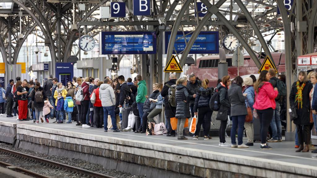 Fahrgäste der Deutschen Bahn am Kölner Hauptbahnhof. Köln, 12.05.2019 *** Passengers of Deutsche Bahn at Cologne Central Station Cologne 12 05 2019 Foto:xC.xHardtx/xFuturexImage