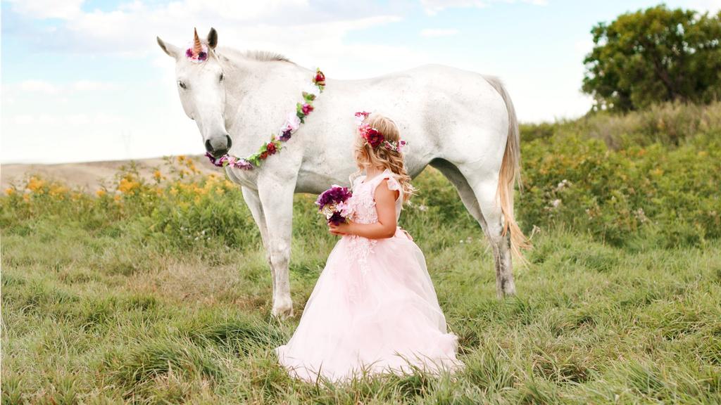 Rachel Perman fotografiert Tochter Emilee mit einem Einhorn.