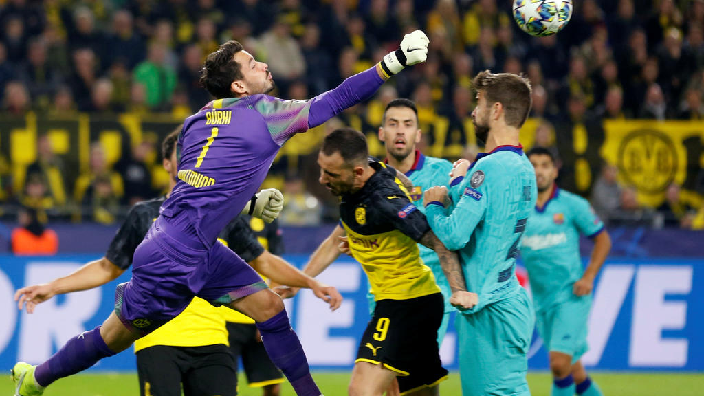 Soccer Football - Champions League - Group F - Borussia Dortmund v FC Barcelona - Signal Iduna Park, Dortmund, Germany - September 17, 2019 Borussia Dortmund's Roman Burki and Paco Alcacer in action with Barcelona's Gerard Pique REUTERS/Leon Kuege