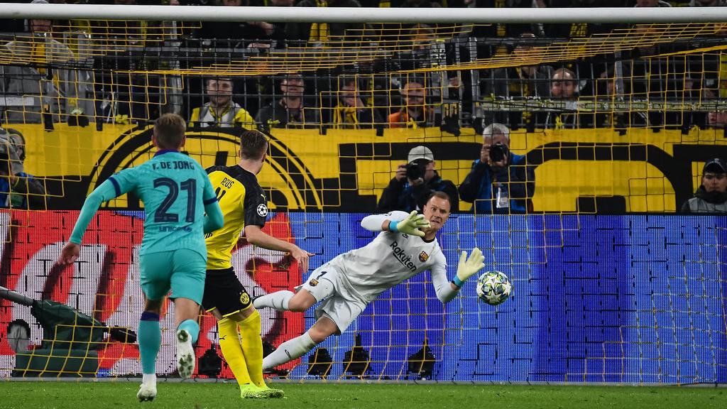 17.09.2019, xjhx, Fussball UEFA Champions League, Borussia Dortmund - FC Barcelona, Barca emspor, v.l. Marc-Andre ter Stegen (FC Barcelona) haelt den Elfmeter von Marco Reus (BVB Borussia Dortmund) (DFL/DFB REGULATIONS PROHIBIT ANY USE OF PHOTOGRAPHS
