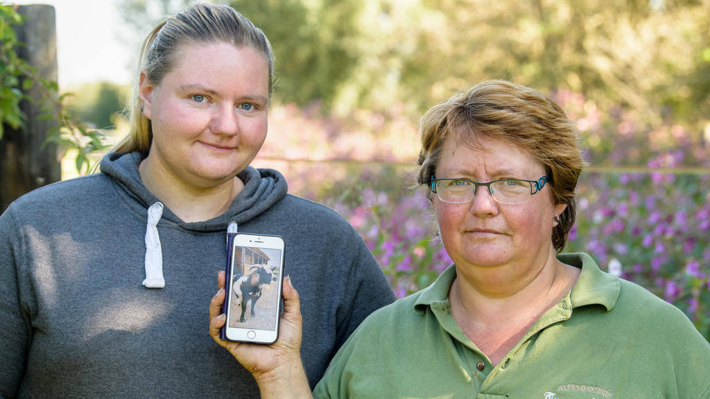 13.09.2019, Bayern, Lochhausen: Elisabeth Anders (r) und Tochter Magdalena Anders zeigen ein Bild vom Ziegenbock "Hui Buh". Die Familie hatte das Tier Zuhause aufgepäppelt, bis es wegen nicht artgerechter Haltung beschlagnahmt wurde. Am 19.09.2019 be