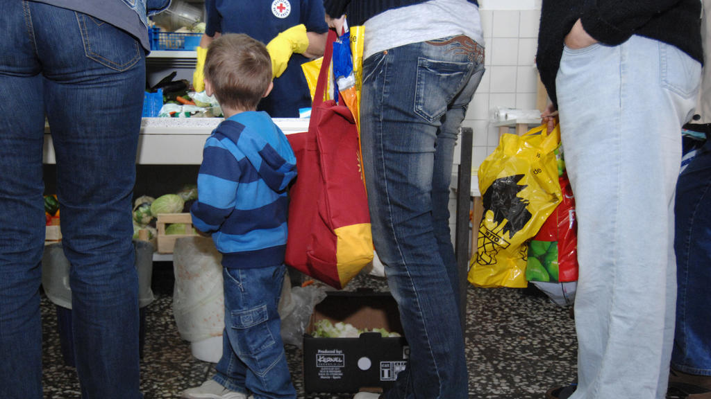 Altersarmut von morgen: Ein Kind in der Schlange einer Tafel.