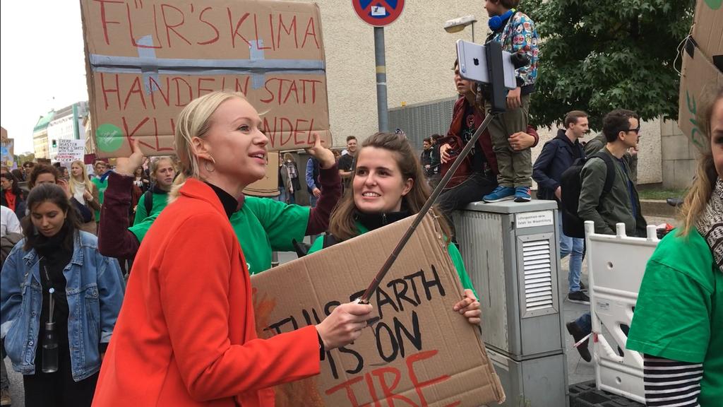 Reporterin im Gespräch mit einer Demonstrantin auf der Alle fürs Klima Demonstration