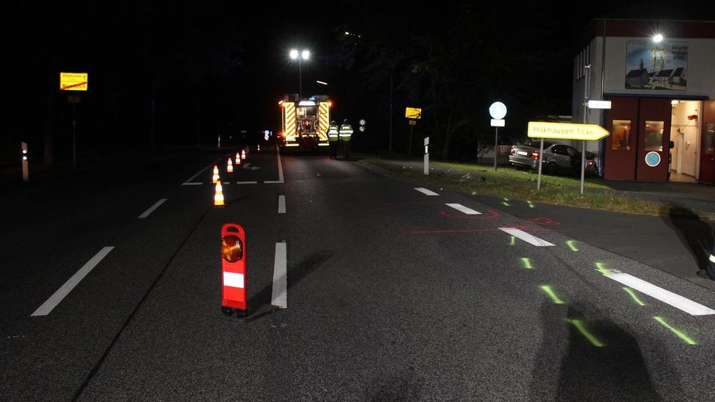 HANDOUT - 21.09.2019, Rheinland-Pfalz, Weyerbusch: Das Wrack eines 3-er BMW steht nach einem tödlichen Unfall an einer Ecke des Feuerwehrgerätehauses. Eine 81-jährige Frau war von dem Auto erfasst und tödlich verletzt worden. Ihre Tochter und ihr Enk