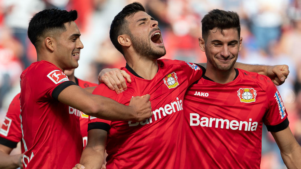 21.09.2019, Nordrhein-Westfalen, Leverkusen: Fußball: Bundesliga, Bayer Leverkusen - 1. FC Union Berlin, 5. Spieltag in der BayArena. Leverkusens Kevin Volland (M) bejubelt sein Tor zum 1:0 mit Nadiem Amiri (l) und Lucas Alario (r) Foto: Federico Gam