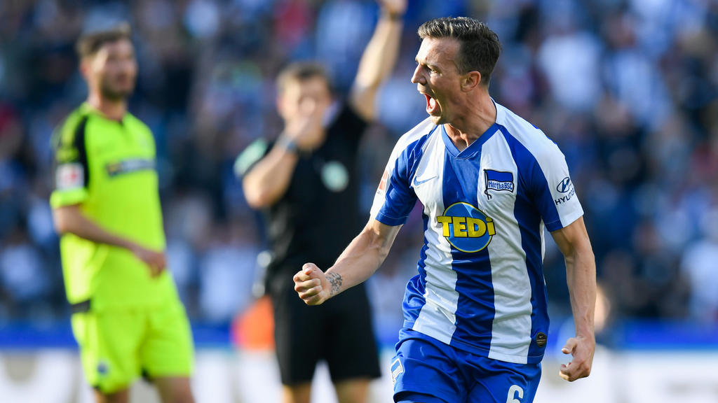 21.09.2019, Berlin: Fußball: Bundesliga, 5. Spieltag, Hertha BSC - SC Paderborn 07, Olympiastadion Berlin. Vladimir Darida (r) von Hertha BSC Berlin jubelt dem Tor zum 3:1, das Schiedsrichter Willenborg (M) nach Videobeweis zurück nahm. Foto: Tom Wel