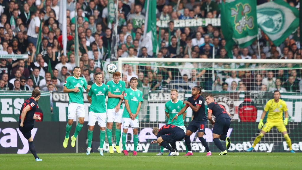 BREMEN, GERMANY - SEPTEMBER 21: Marcel Sabitzer of RB Leipzig (7) scores his team's second goal from a free kick during the Bundesliga match between SV Werder Bremen and RB Leipzig at Wohninvest Weserstadion on September 21, 2019 in Bremen, Germany.