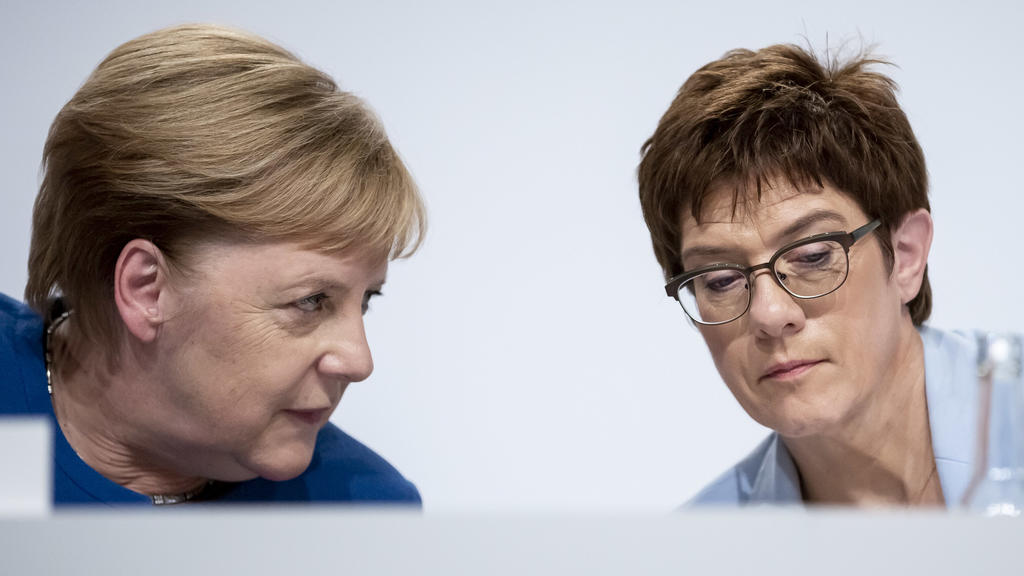 20.09.2019, Berlin: Bundeskanzlerin Angela Merkel (CDU, l), und Annegret Kramp-Karrenbauer, Bundesministerin der Verteidigung und CDU-Vorsitzende, nehmen an einer Pressekonferenz zu den Ergebnissen der Sitzung des Klimakabinetts der Bundesregierung t
