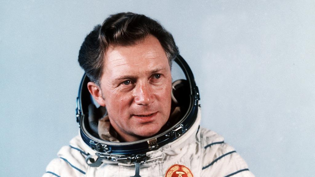 Der Kosmonaut Sigmund Jähn nach seinem erfolgreichen Flug mit dem sowjetischen Raumschiff Sojus 31 zur Raumstation MIR. (01.08.1978)
