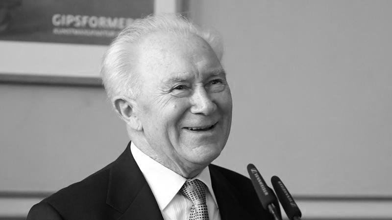 Sigmund Jähn spricht in Berlin vor zwei Mikrofonen