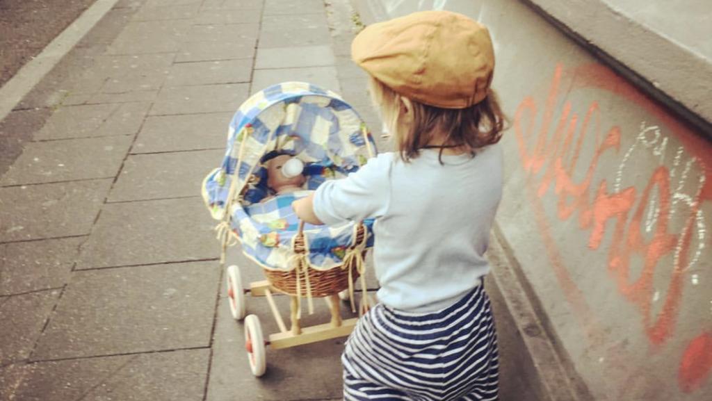 Unser Sohn und seine Puppe