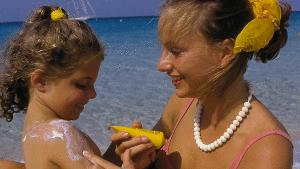 Sonnenmilch schützt nicht nur vor Sonnenbrand und damit langfristig vor Hautalterung und Strahlenschäden, sondern auch direkt vor Hautkrebs