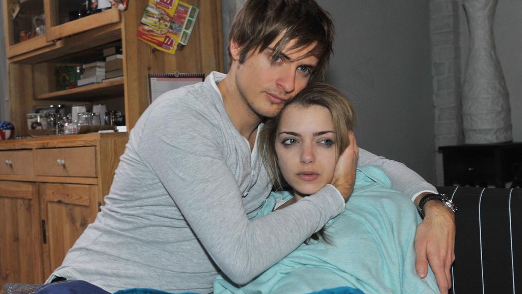 Philip (Jörn Schlönvoigt) befürchtet, Emily (Anne Menden) bereue nun doch, ihnen ihr Kind gegeben zu haben. Doch sie behauptet weiterhin, dass ihre Entscheidung richtig war.