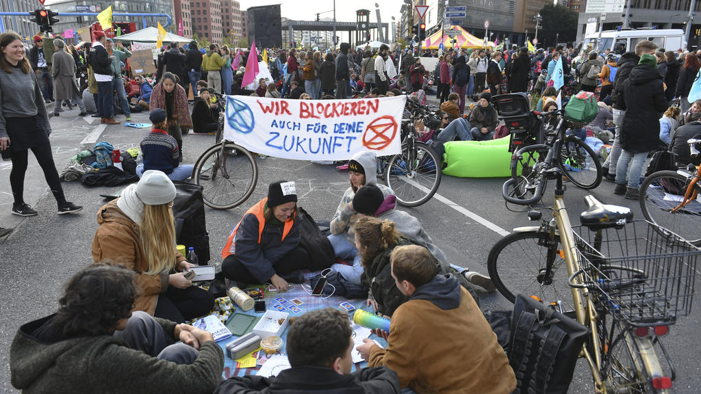Mit Blockadeaktionen auf Berliner Strassen und Plaetzen, wie hier am Potsdamer Platz, haben Klimaaktivisten am Montag 07.10.19 fuer eine strengere Klimapolitik demonstriert. Nach Angaben der Polizei nahmen bis zum Mittag mehr als 1.300 Menschen an A
