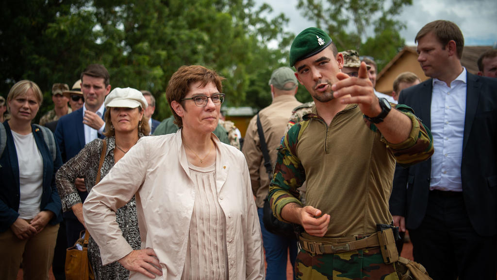 07.10.2019, Mali, Koulikoro: Annegret Kramp-Karrenbauer (CDU), Bundesverteidigungsministerin, spricht während einer Übung der malischen Streitkräfte im Ausbildungszentrum in Koulikoro mit einem belgischen Soldaten. Die Bundesverteidigungsministerin b