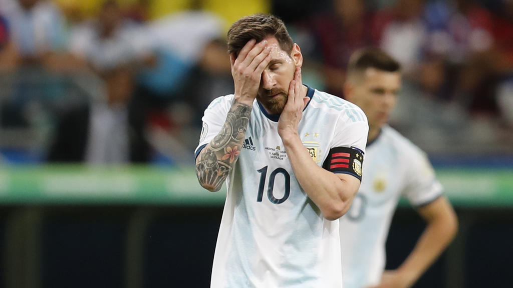 ARCHIV - 15.06.2019, Brasilien, Salvador: Fußball: Copa América, Argentinien - Kolumbien, Vorrunde, Gruppe B, 1. Spieltag im Stadion Arena Fonte Nova. Argentiniens Lionel Messi reagiert während eines Spiels. (zu dpa: «Argentinien im XXL-Umbruch - Kei