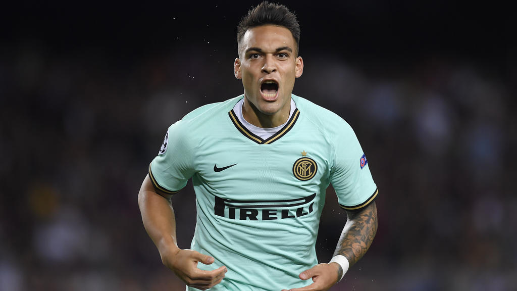 BARCELONA, SPAIN - OCTOBER 02: Lautaro Martinez of Inter Milan celebrates after he scores his sides first goal during the UEFA Champions League group F match between FC Barcelona and FC Internazionale at Camp Nou on October 02, 2019 in Barcelona, Spa