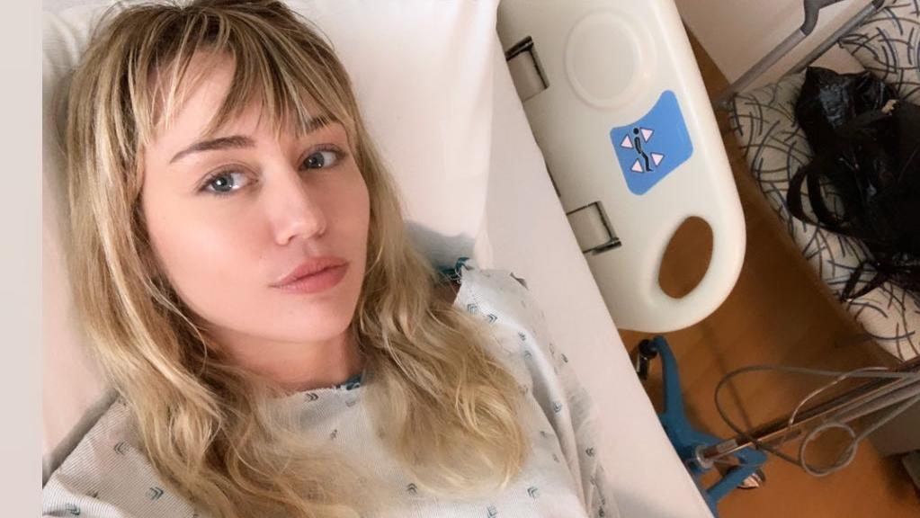 Miley Cyrus schickt per Instagram Grüße aus dem Krankenhaus.