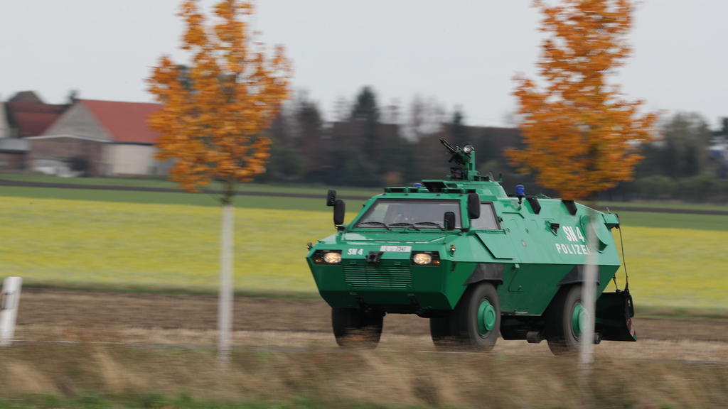 Ein gepanzertes Fahrzeug der Polizei fährt bei Wiedersdorf/Landsberg.