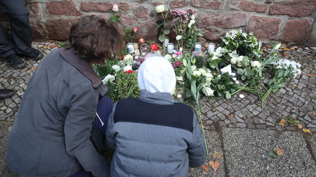 10.10.2019, Sachsen-Anhalt, Halle: Menschen gedenken vor der Synagoge der Opfer. Bei Angriffen mitten in Halle an der Saale in Sachsen-Anhalt sind gestern vor einer Synagoge und in einem Döner-Imbiss zwei Menschen erschossen worden. Foto: Jan Woitas/