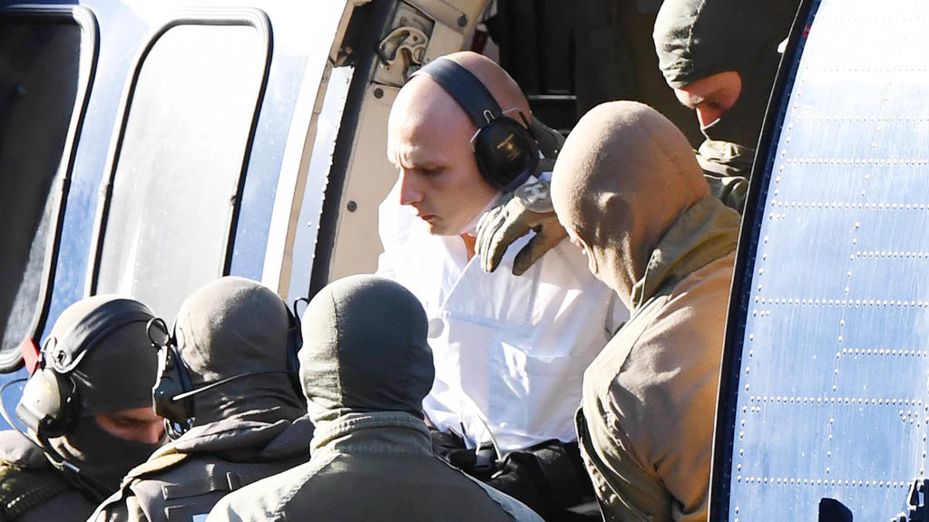 10.10.2019, Baden-Württemberg, Karlsruhe: Eine Person wird von Polizisten aus einem Hubschrauber gebracht. Am 10.10.2019 soll beim Bundesgerichtshof (BGH) die Haftprüfung des mutmaßliche Rechtsextremisten Stephan B., der vermutlich am 09.10.2019 in H