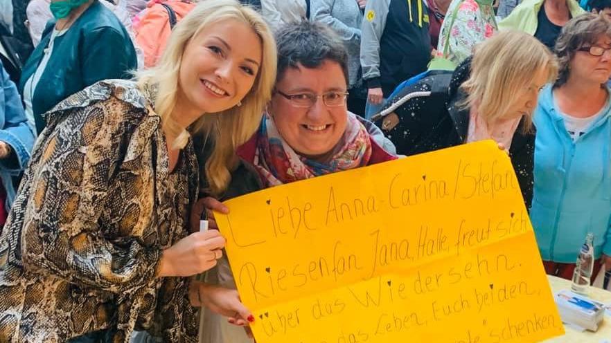 Sängerin Anna-Carina Woitschak mit Stefan Mross größtem Fan Jana L.