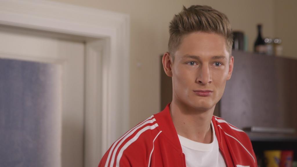 Unter uns: Conor schaut sauer.