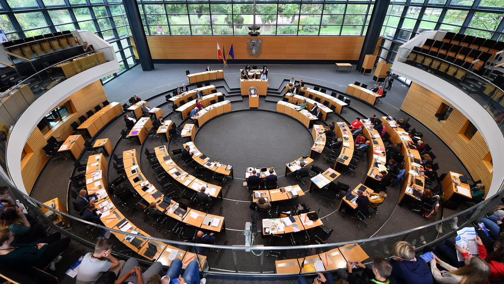 27.09.2019, Thüringen, Erfurt: Abgeordnete und Regierung sitzen im Thüringer Landtag. Es ist die letzte reguläre Landtagssitzung vor der Landtagswahl Ende Oktober. Foto: Martin Schutt/dpa-Zentralbild/dpa +++ dpa-Bildfunk +++