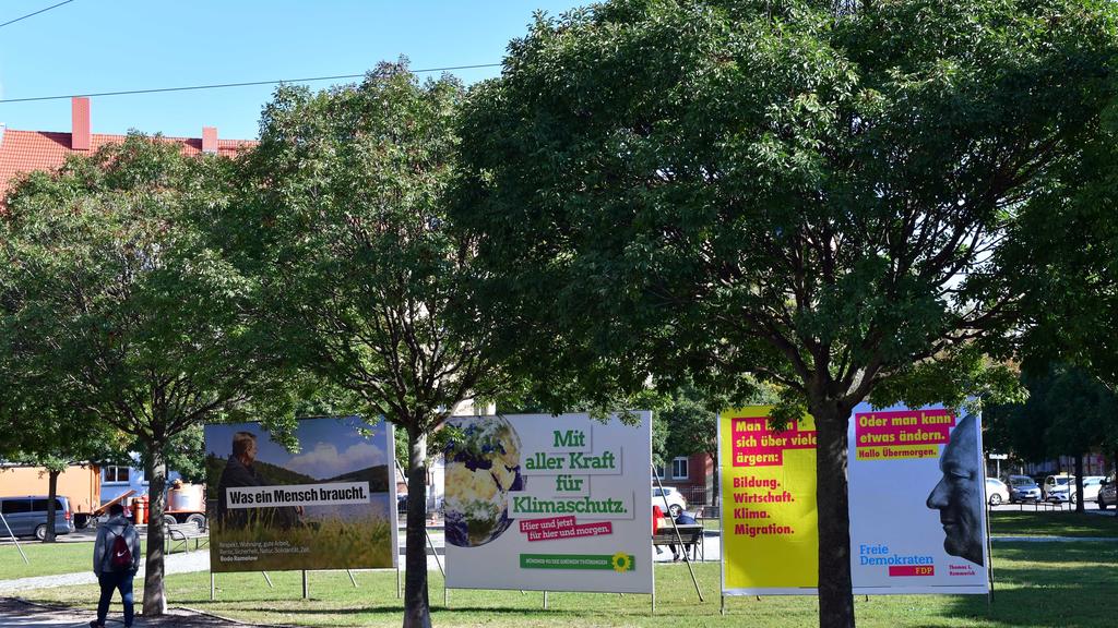 07.10.2019, Thüringen, Erfurt: Ein Mann läuft an drei Wahlplakaten entlang. Thüringen wählt am 27. Oktober einen neuen Landtag. Foto: Martin Schutt/dpa-Zentralbild/dpa +++ dpa-Bildfunk +++