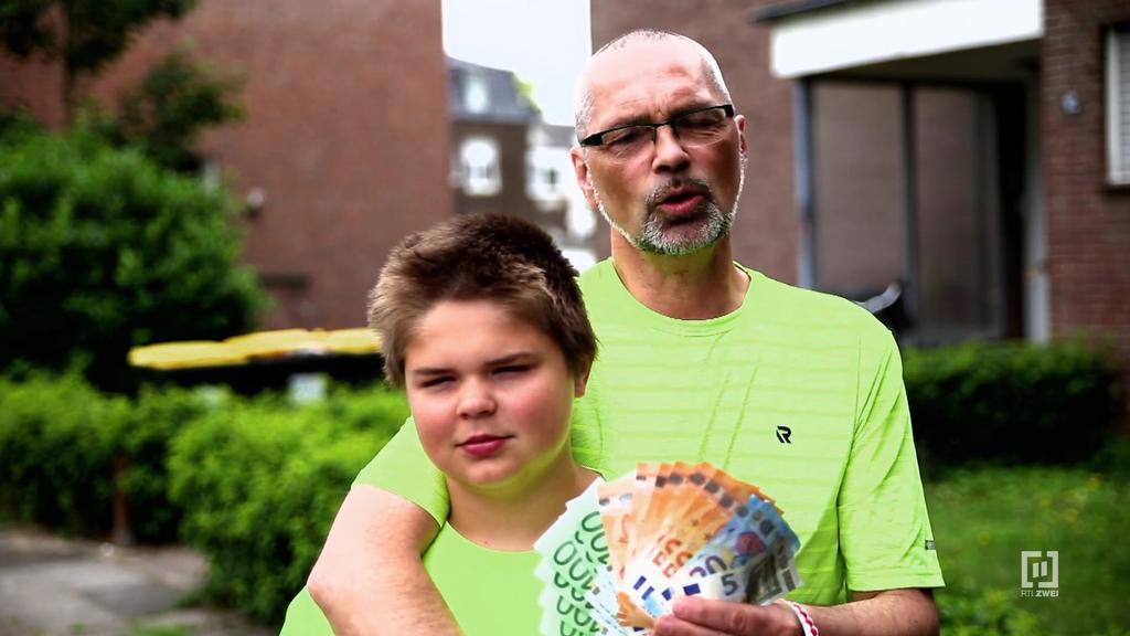 "Armes Deutschland - Dürfen die das?": Altenpfleger Uwe und sein Sohn Miguel müssen mit 1045 Euro im Monat überleben.