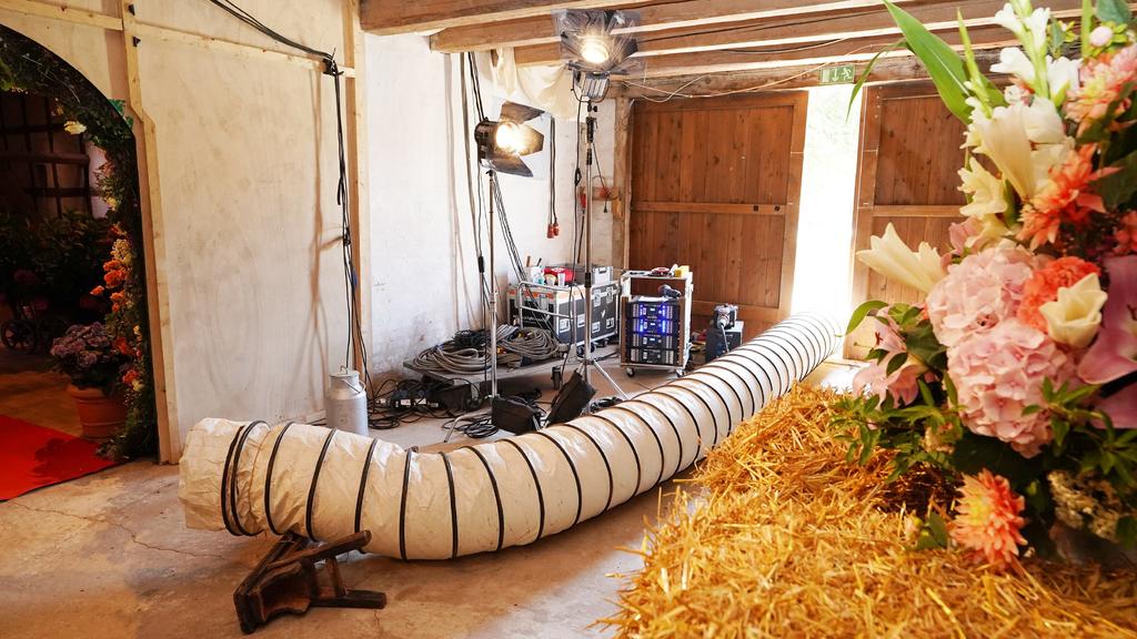 Mit XXL-Klimaanlagen wird versucht, die Scheune runterzukühlen