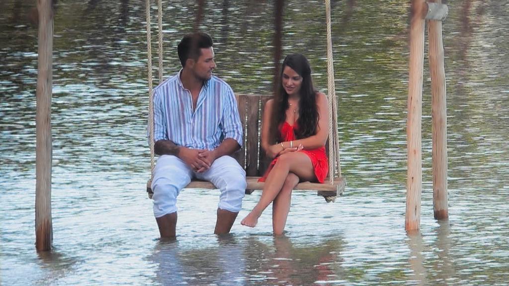 Aussprache bei "Bachelor in Paradise": Marco und Meike müssen klären, wie das wirklich mit dem Handy beim Sex war.