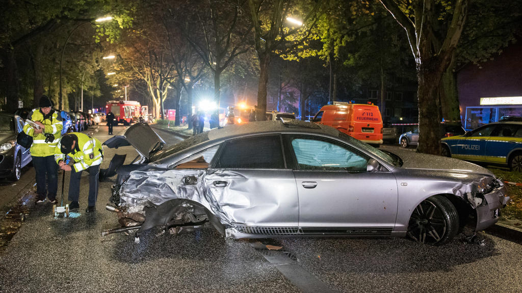 13.10.2019, Hamburg: Ein zerstörtes Auto steht nach einem Verkehrsunfall quer auf der Straße. Bei einem mutmaßlich illegalem Autorennen in Hamburg sind in der Nacht zum Sonntag mehrere Menschen verletzt worden. Foto: Daniel Bockwoldt/dpa +++ dpa-Bild