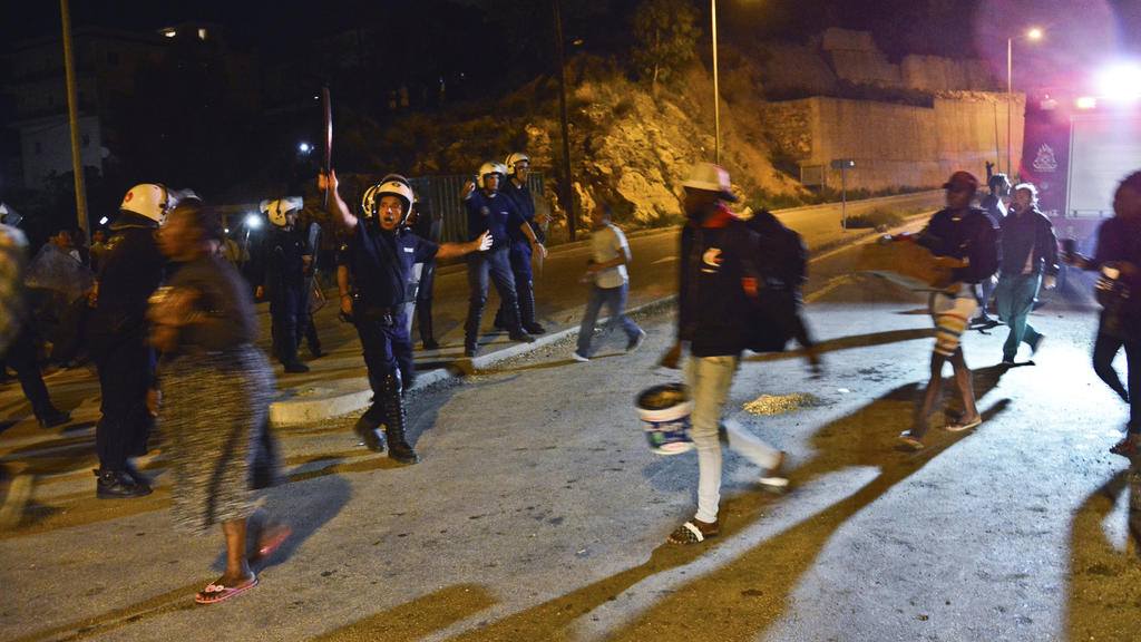 14.10.2019, Griechenland, Samos: Polizisten evakuieren Menschen auf der griechischen Insel Samos. Im völlig überfüllten Migrantenlager der griechischen Insel Samos ist es zu Schlägereien zwischen Migranten aus Syrien und Afghanistan gekommen. Foto: M