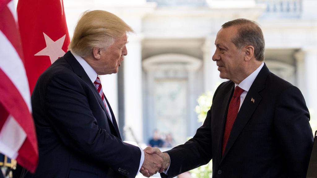 May 16, 2017 - Washington, DC, United States - President Trump welcomed President Recep Tayyip Erdogan of Turkey, at the West Wing Portico (North Lawn) of the White House, On Monday, May 16, 2017. Washington United States PUBLICATIONxINxGERxSUIxAUTxO