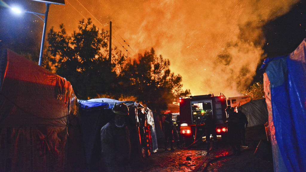 dpatopbilder - 14.10.2019, Griechenland, Samos: Feuerwehrleute versuchen einen Brand in einem überfüllten Migrantenlager zu löschen. Im völlig überfüllten Migrantenlager der griechischen Insel Samos ist es zu Schlägereien zwischen Migranten aus Syrie