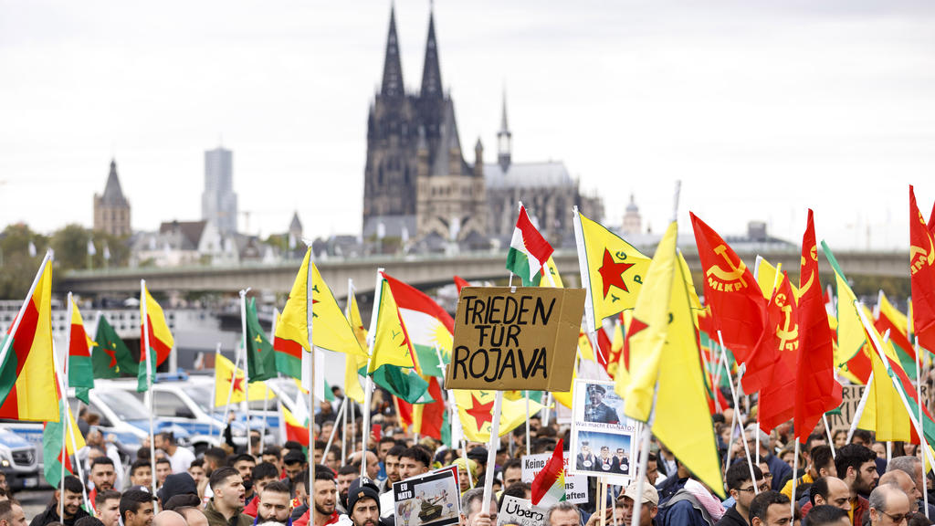 Teilnehmer beim Demonstrationszug Stoppt die Invasion kurdischer Gebiete in der Deutzer Werft. Köln, 12.10.2019 Participants in the demonstration Stoppt die Invasion kurdischer Gebiete in der Deutzer Werft Cologne, 12 10 2019 Foto:xC.xHardtx/xFutur