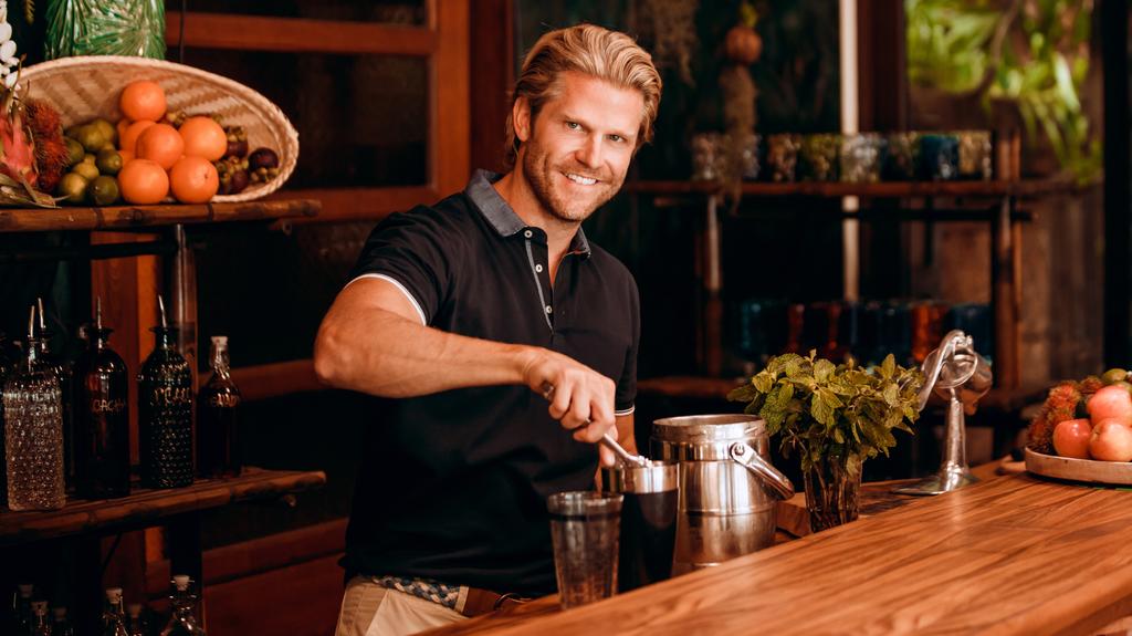 Paul Janke ist Barkeeper bei "Bachelor in Paradise" und hat immer ein offenes Ohr für die Singles.