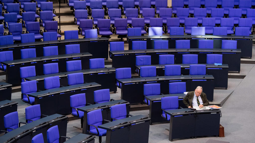 26.09.2019, Berlin: Alexander Gauland (AfD), Fraktionsvorsitzender, sitzt vor der 115. Sitzung des Bundestages im Plenarsaal und liest Zeitung. Foto: Tom Weller/dpa +++ dpa-Bildfunk +++
