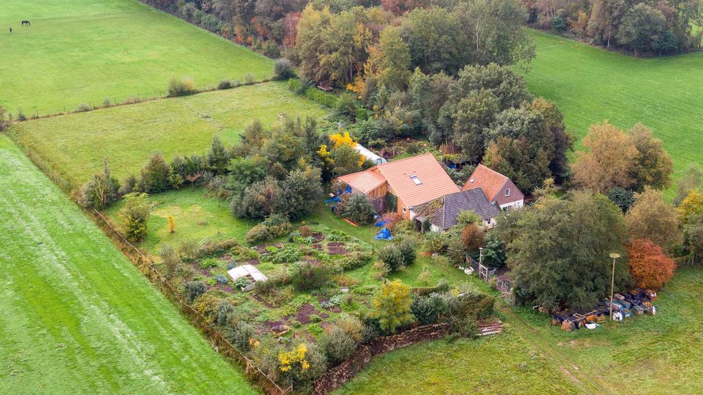dpatopbilder - 15.10.2019, Niederlande, Ruinerwold: Eine Drohnenaufnahme zeigt den abgelegenen Hof, in dessen Keller eine Familie jahrelang gehaust haben soll. Ein 58-jähriger Mann sei vorläufig festgenommen worden. Nach Berichten des niederländische