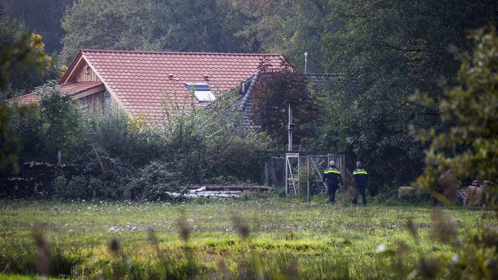 Polizisten gehen auf Spurensuche zu dem abgelegenen Hof, wo eine Familie seit 2010 gehaust haben soll.