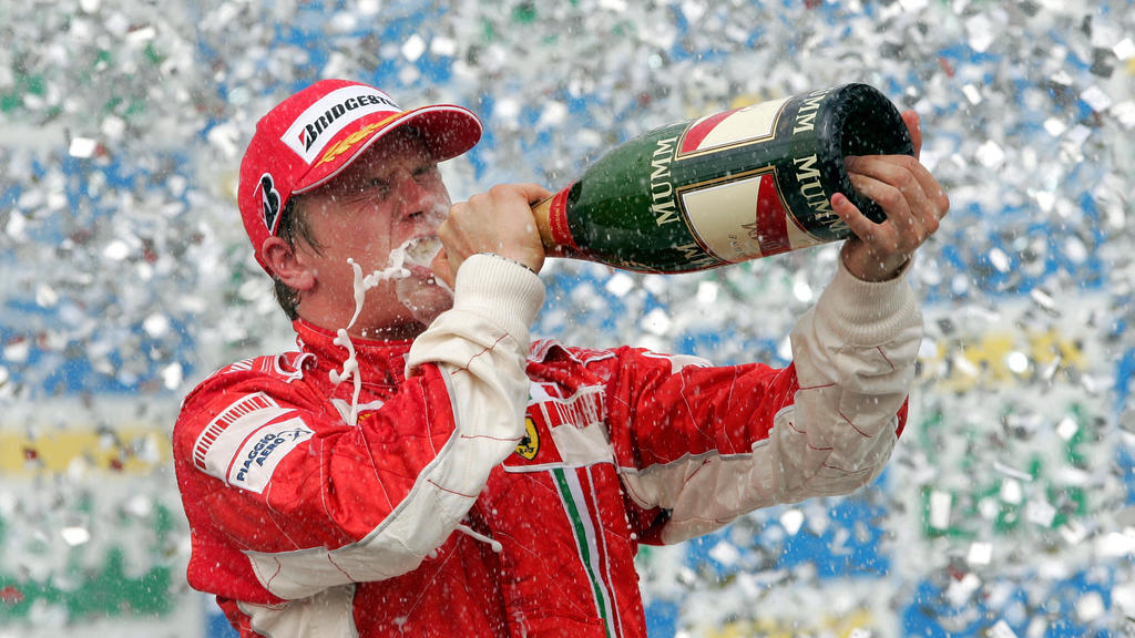 ARCHIV - 21.10.2007, Brasilien, Sao_Paulo: Ferrari-Pilot Kimi Räikkönen trinkt nach seinem Sieg beim Großen Preis von Brasilien in Sao Paulo Champagner. Der finnische Alfa-Romeo-Pilot ist bereits seit 2001 in der Motorsportkönigsklasse aktiv. Er wir