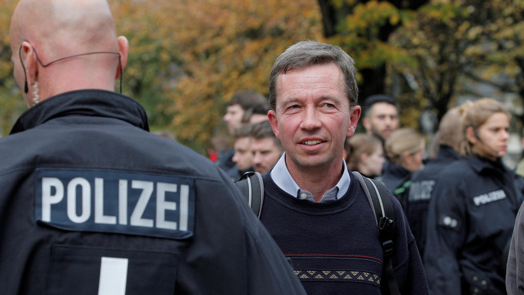 16.10.2019, Hamburg: Bernd Lucke, Wirtschaftswissenschaftler und AfD-Mitbegründer, steht nach seiner verhinderten Antrittsvorlesung an der Universität Hamburg auf dem Campus vor Polizisten. Mehrere hundert Demonstranten haben an der Universität Hambu