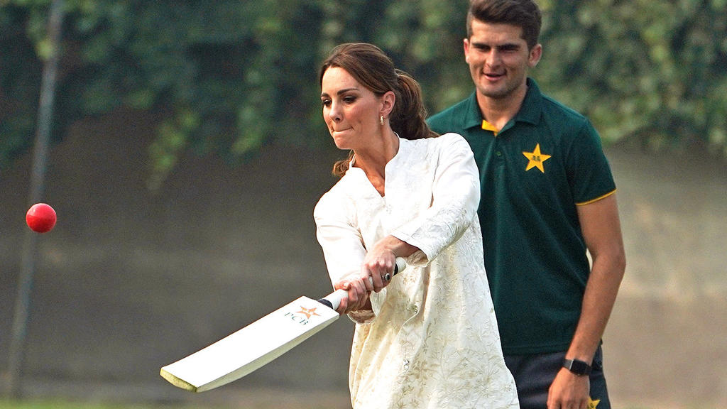 17.10.2019, Pakistan, Lahore: Kate, Herzogin von Cambridge, ist zu Besuch an einer Cricket-Akademie, um dort am vierten Tag ihrer Pakistan-Reise ein Cricket-Match mit einer Gruppe von Kindern zu spielen. Das Cricket-Programm von DOSTI, einer Initiati