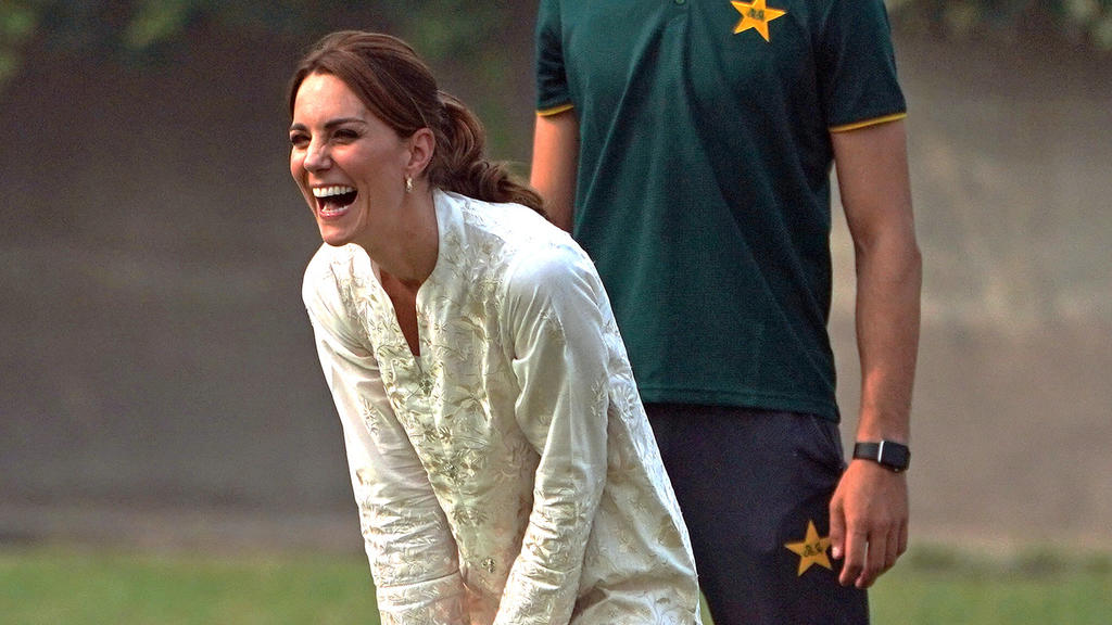 17.10.2019, Pakistan, Lahore: Kate, Herzogin von Cambridge, ist zu Besuch an einer Cricket-Akademie, um dort am vierten Tag ihrer Pakistan-Reise ein Cricket-Match mit einer Gruppe von Kindern zu spielen. Das Cricket-Programm von DOSTI, einer Initiati