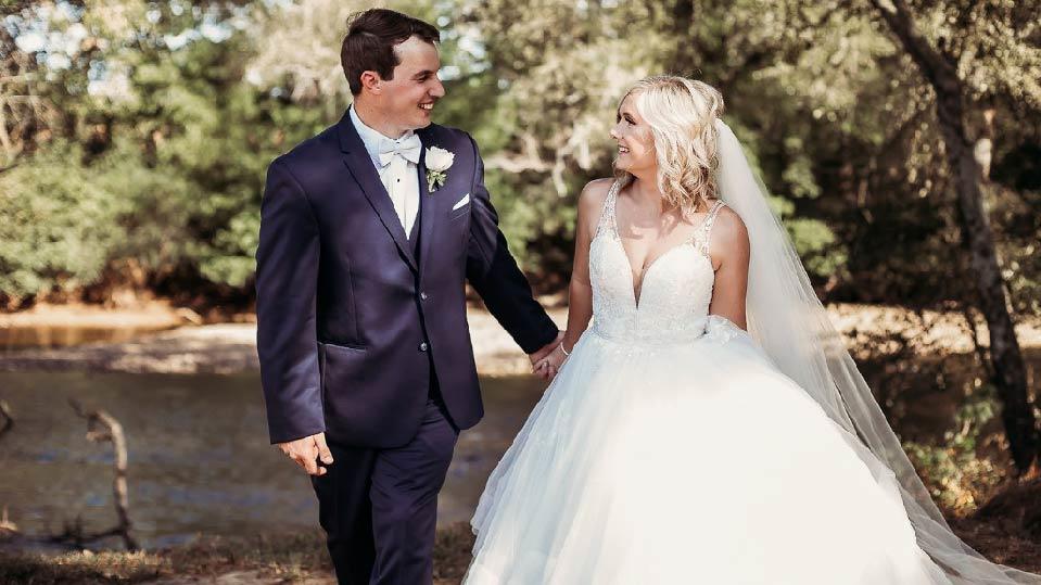 Das Brautpaar mit vier Blumenmädchen: Tanner und Lindsey Raby.