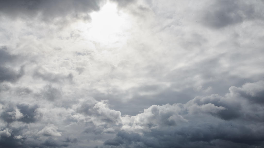 30.09.2019, Berlin: Die Sonne scheint durch eine dichte Wolkendecke. Foto: Paul Zinken/dpa +++ dpa-Bildfunk +++