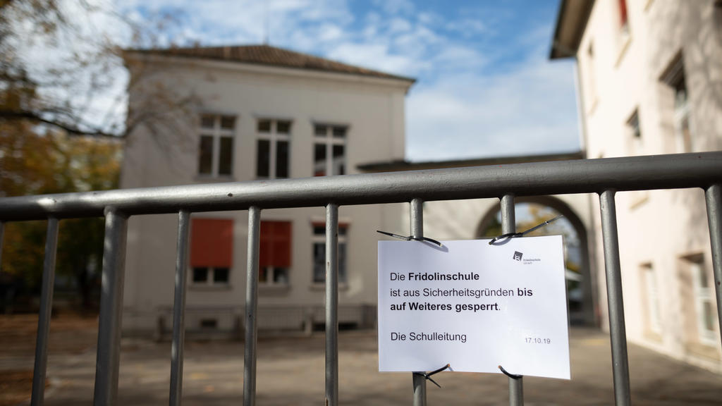 17.10.2019, Baden-Württemberg, Lörrach: An der Pforte einer Grundschule im südbadischen Lörrach hängt ein Zettel mit der Aufschrift "Die Fridolinschule ist aus Sicherheitsgründen bis auf Weiteres gesperrt. Die Schulleitung". Wegen Sicherheitsbedenken